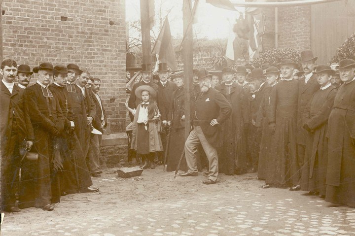 Dr. P.J.H. Cuypers bij het inmetselen van een gedenksteen in een door hem ontworpen kerk