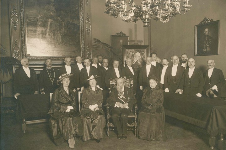 Dr. P.J.H. Cuypers en het Stadsbestuur van Roermond bij gelegenheid van zijn 90e verjaardag