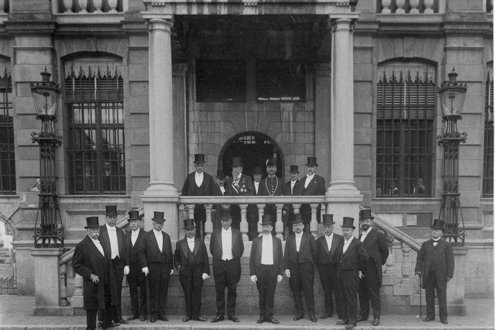 Dr. P.J.H. Cuypers met het stadsbestuur op het bordes van het stadhuis bij gelegenheid van zijn 90e verjaardag