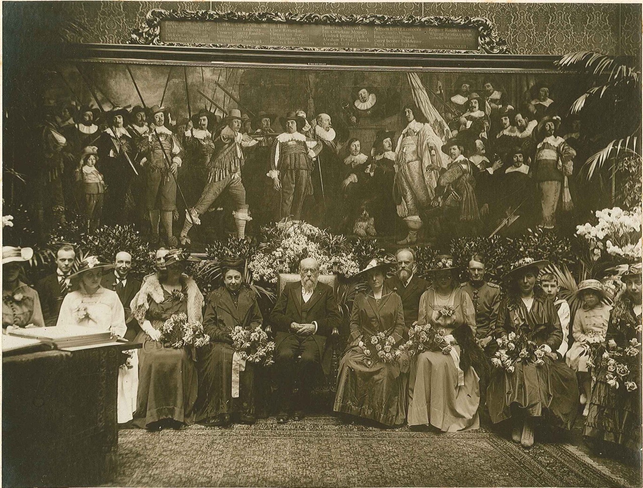 Foto ter gelegenheid van de viering van de 90ste verjaardag van Dr. P. Cuypers genomen in het Rijks Museum te Amsterdam.