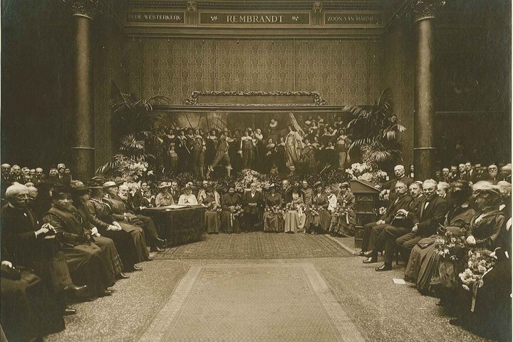 Foto ter gelegenheid van de viering van de 90ste verjaardag van Dr. P. Cuypers genomen in het Rijks Museum te Amsterdam.