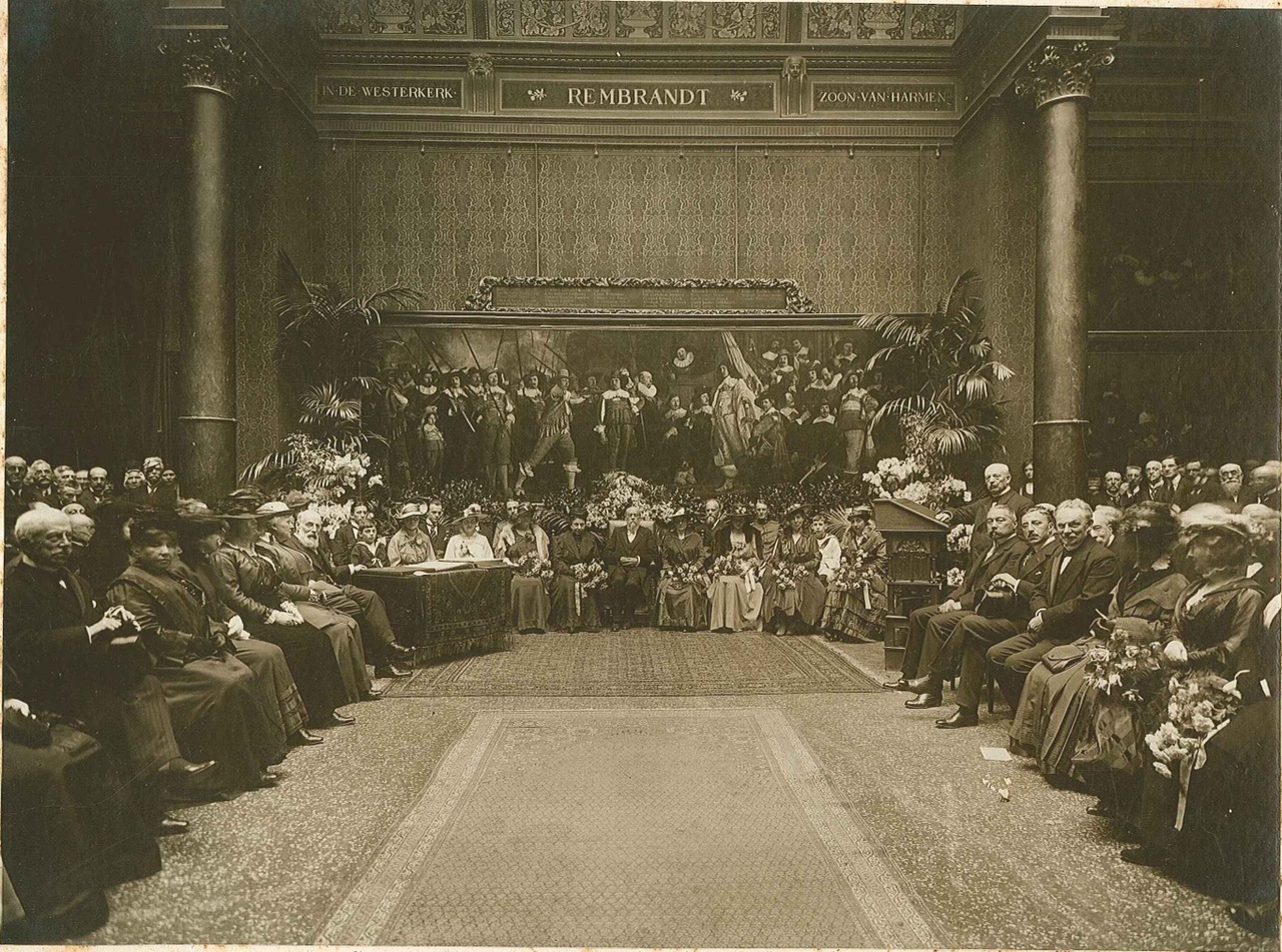 Foto ter gelegenheid van de viering van de 90ste verjaardag van Dr. P. Cuypers genomen in het Rijks Museum te Amsterdam.