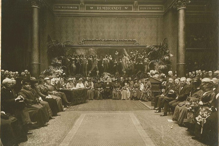 Foto ter gelegenheid van de viering van de 90ste verjaardag van Dr. P. Cuypers genomen in het Rijks Museum te Amsterdam.