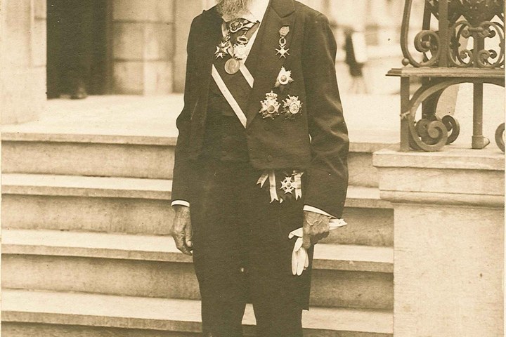 Foto van de 90-jarige Dr. Cuypers staande op de trap naar het bordes vóór het stadhuis van Roermond.