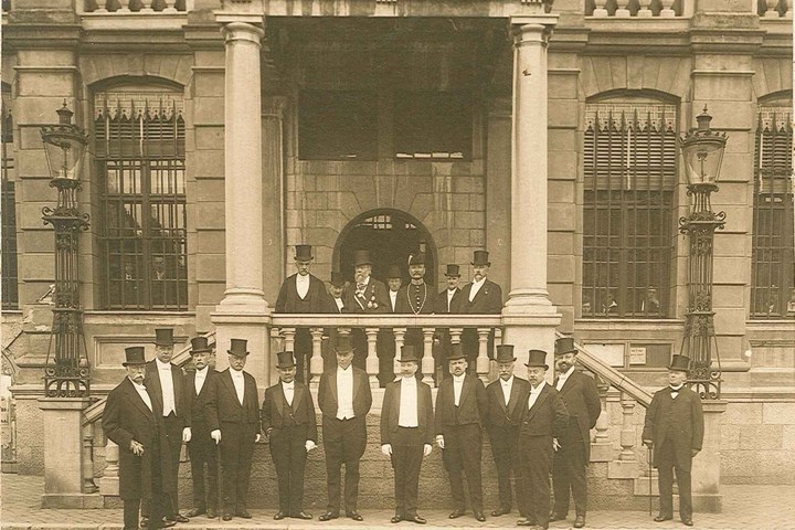 Foto van de 90-jarige Dr. P. Cuypers staande op het bordes vóór het stadhuis van Roermond.