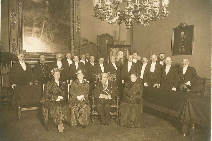 Foto van de 90-jarige Dr. Cuypers te midden van een gezelschap op het Stadhuis te Roermond.