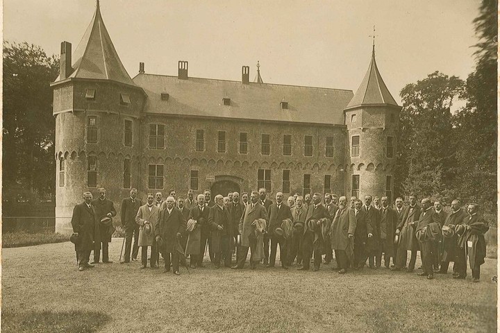 Foto van Dr. P.J.H. Cuypers en Ir. Jos Th Cuypers met het gezamenlijk personeel bij een bezoek aan 'het Loo'.