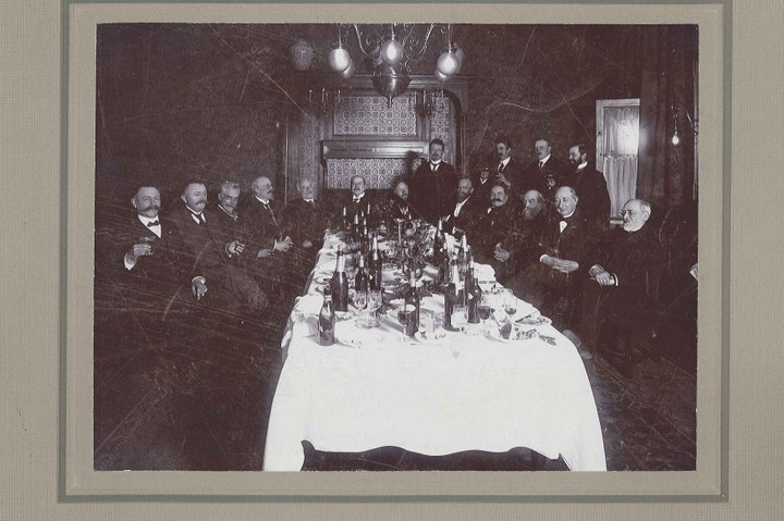 Groepsfoto bij gelegenheid van een  feestmaal waarbij aanzitten Dr. P.J.H. Cuypers en Ir. Jos Th. Cuypers