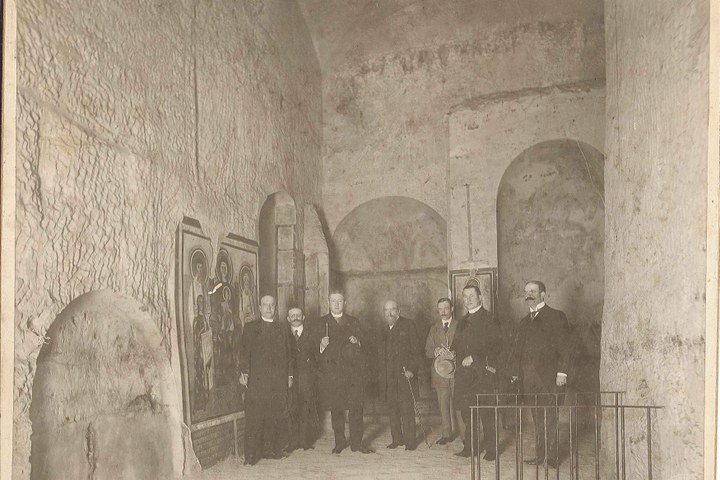 Foto van Dr. P.J.H. Cuypers bij een bezoek aan de catacomben in Valkenburg