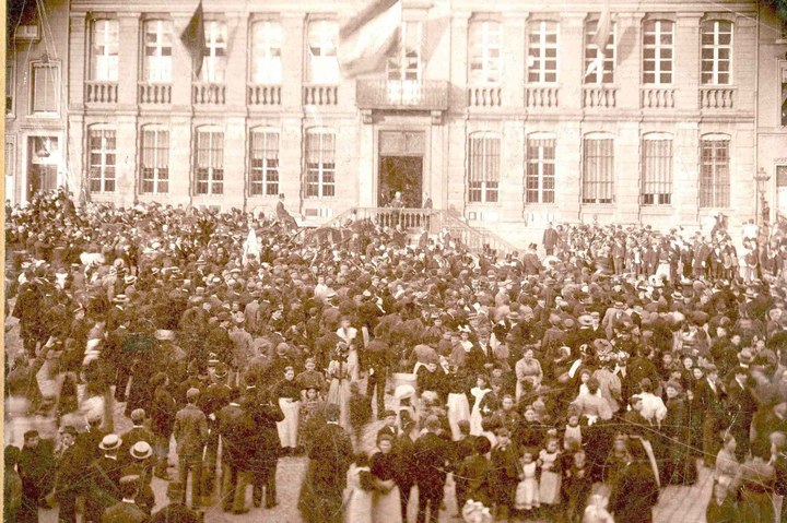 Foto van de hulidiging Dr. Cuypers op 19 mei 1897 op de Markt te Roermond