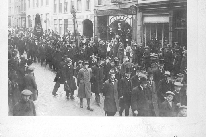 De begrafenisstoet van Dr. Cuypers in Roermond