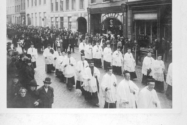 De begrafenisstoet van Dr. Cuypers in Roermond