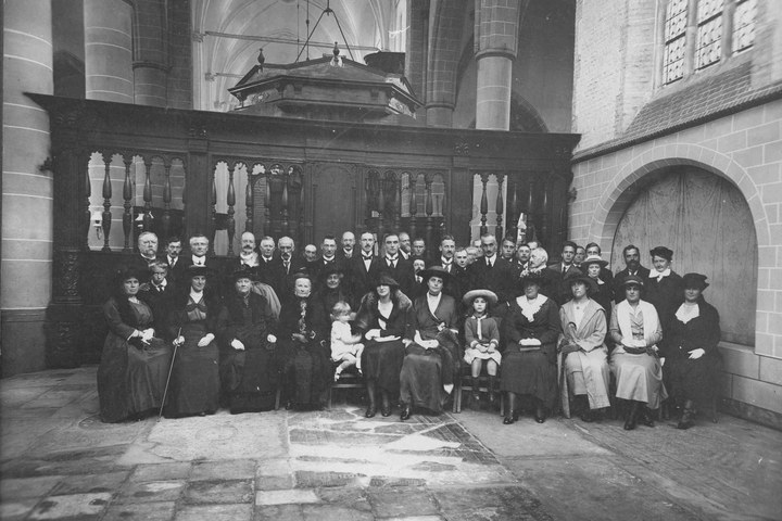 Foto van een gezelschap in een kerk.