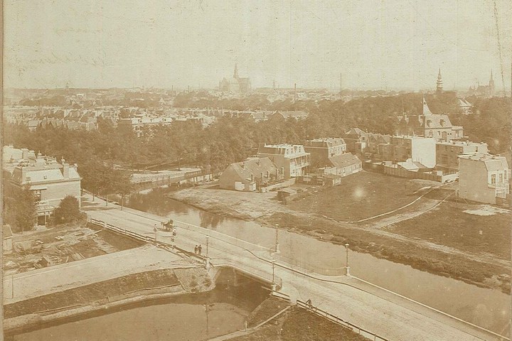 Foto van een stadsgezicht.