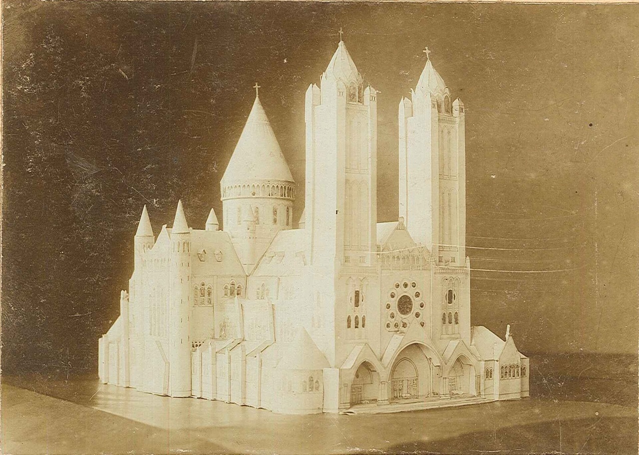 Foto van een maquette van een kerk (St. Bavo te Haarlem?).