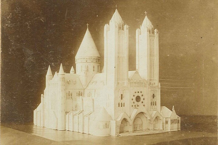 Foto van een maquette van een kerk (St. Bavo te Haarlem?).