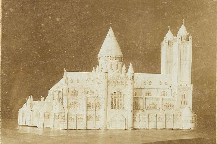 Foto van een maquette van een kerk (St. Bavo te Haarlem?).