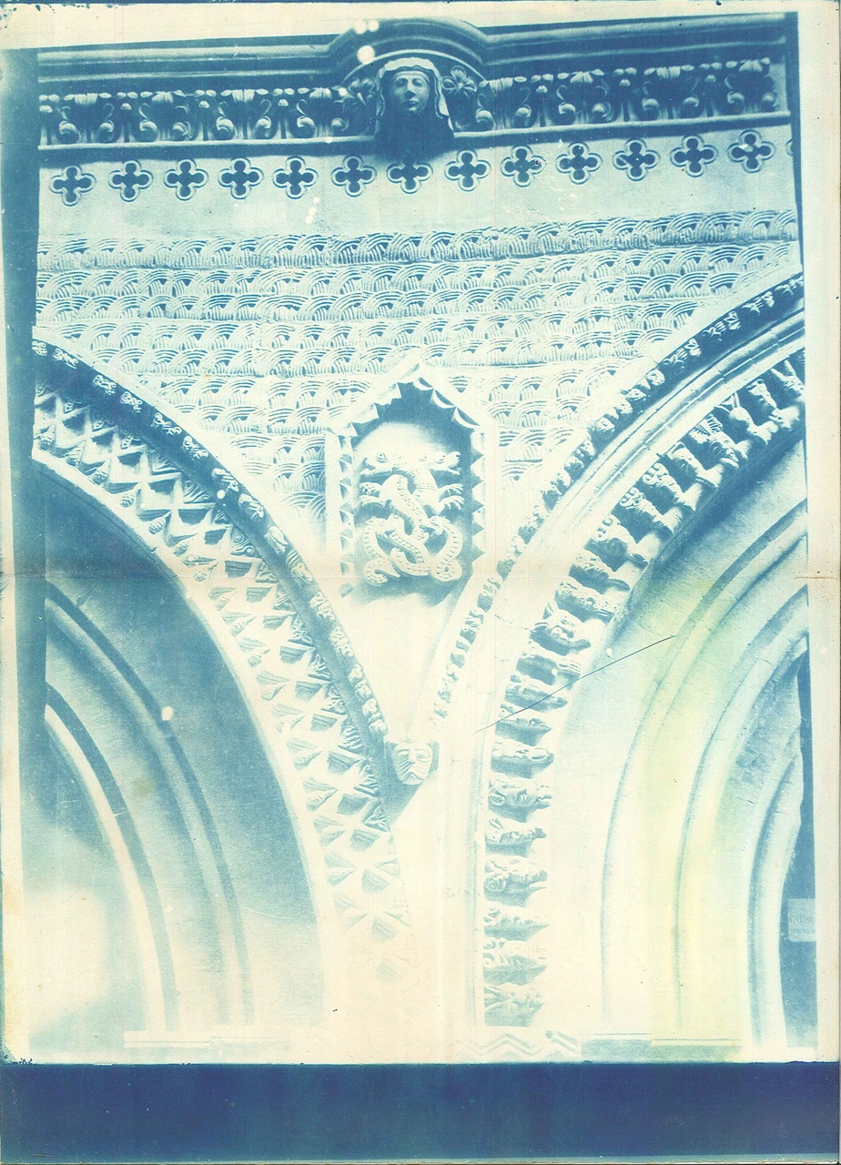 Blauwdruk van een foto van een fragment uit een kerk.