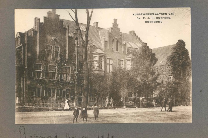 Fotoboekje met o.a. foto's van het huis en de tuin van familie Cuypers.