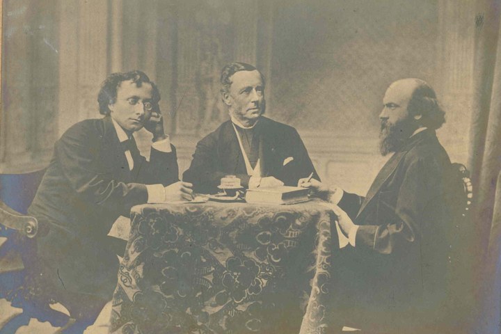 Groepsfoto Dr. P,J.H. Cuypers, Jhr. Verheyden en Prof. Hubrecht tijdens een studiereis voor een museum van Natuurlijke Historie.