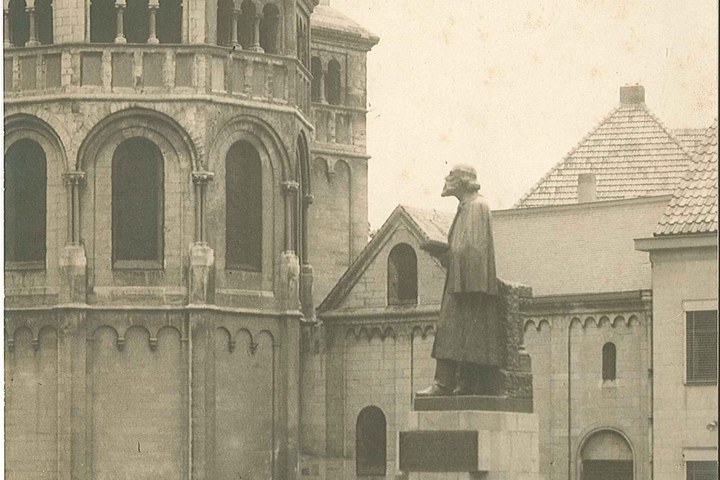 Foto van het monument van Dr. Cuypers op het Munsterplein te Roermond