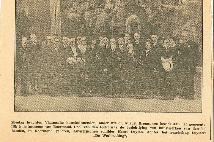 Krantenknipsel met foto over een bezoek van een Vlaamse delegatie aan het Museum te Roermond op zondag 2 juli 1933.