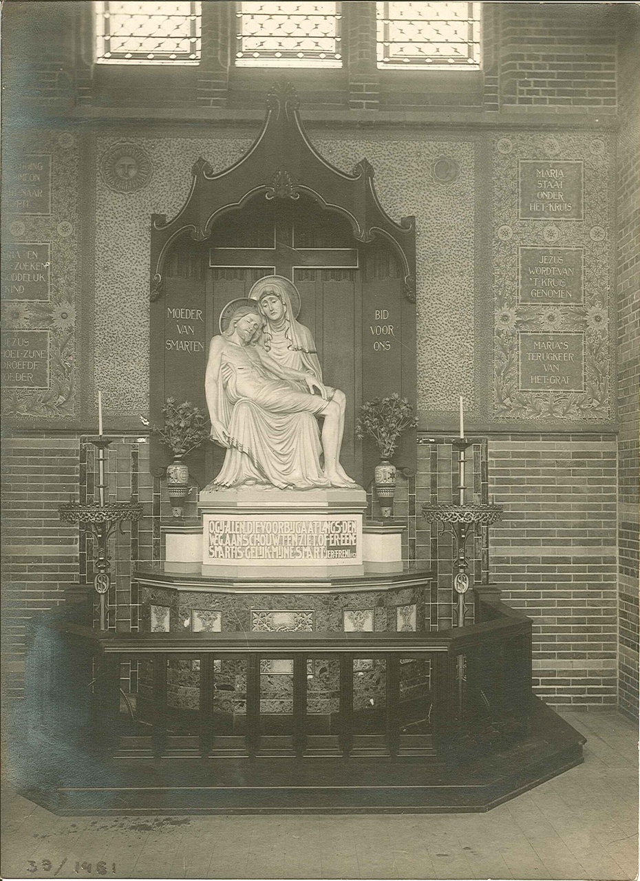 Foto van een Pieta uit de Sint Vituskerk te Hilversum.