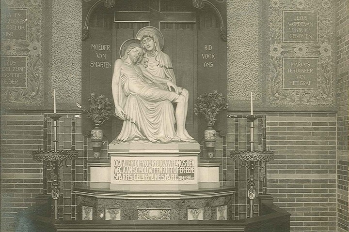 Foto van een Pieta uit de Sint Vituskerk te Hilversum.