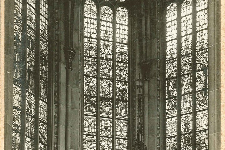 Foto van de zijkoorvensters van de Basiliek van de H. Nicolaas te IJsselstein (Utrecht)