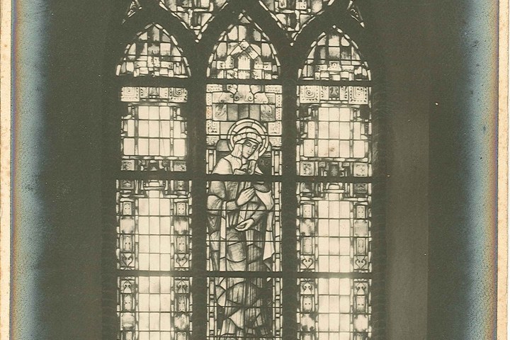 Foto van een driedelig glas-in-loodraam in een kerk.