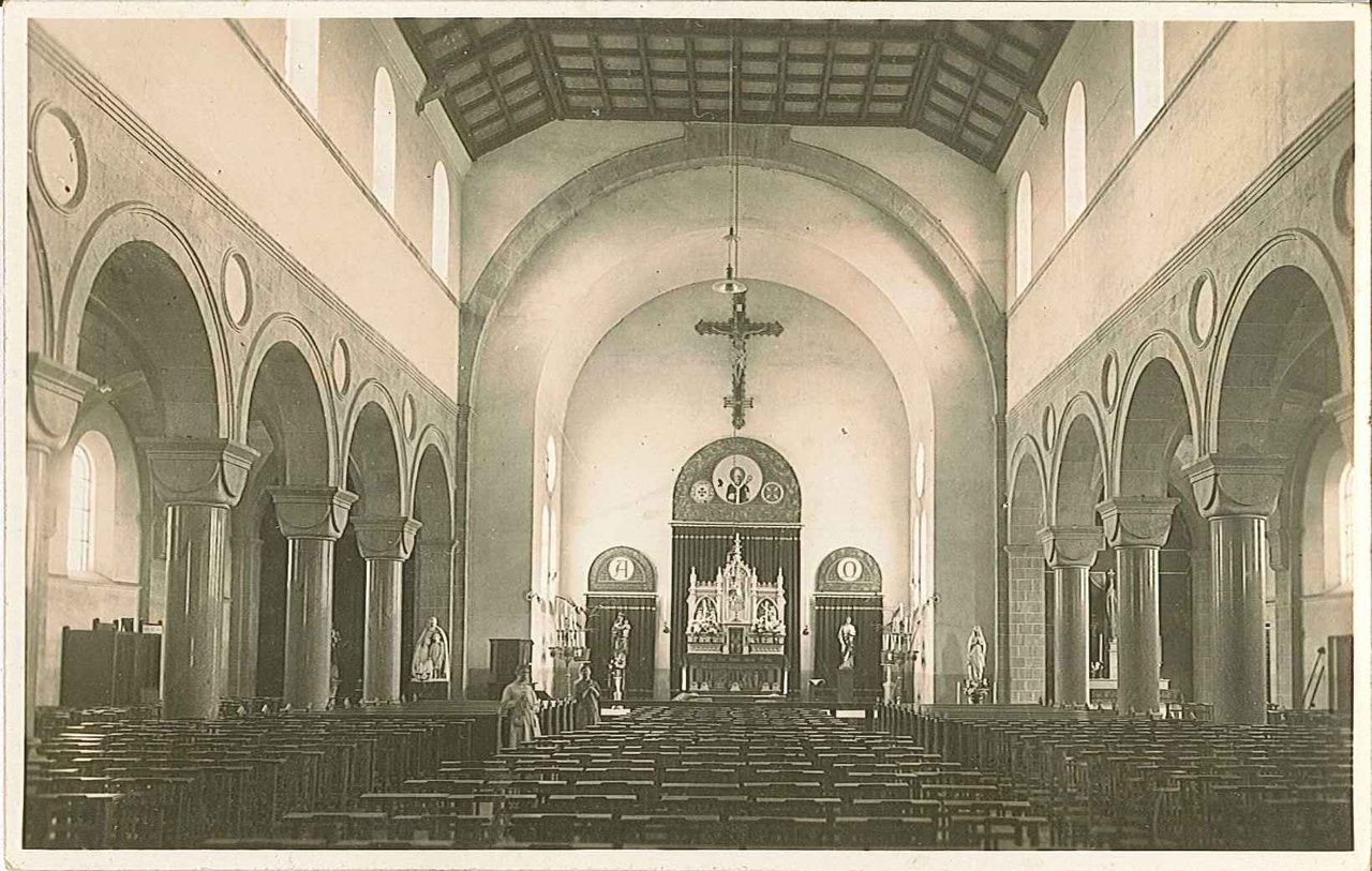 Foto van een kerkinterieur te Tilburg.