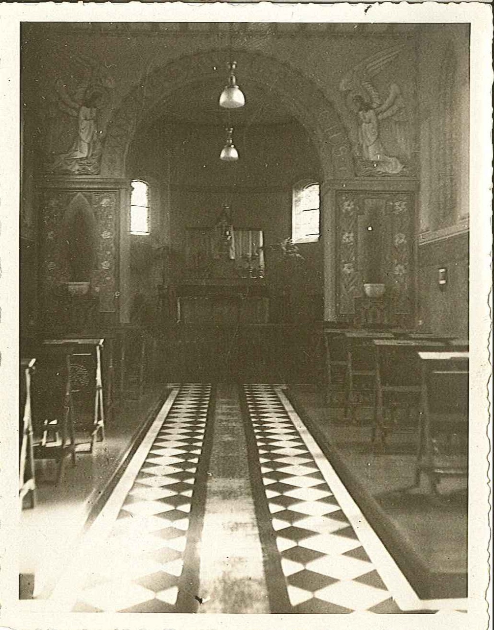 Twee foto's van een kerkinterieur