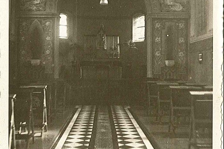 Twee foto's van een kerkinterieur