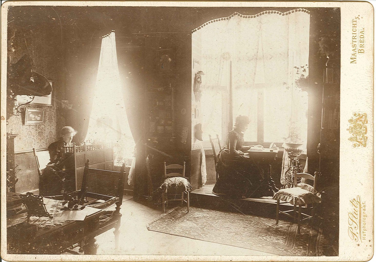 Vier foto's met o.a. Anna en Catharina Cuypers en het (interieur van) het huis van Pierre Cuypers.