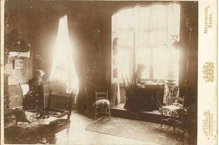 Vier foto's met o.a. Anna en Catharina Cuypers en het (interieur van) het huis van Pierre Cuypers.