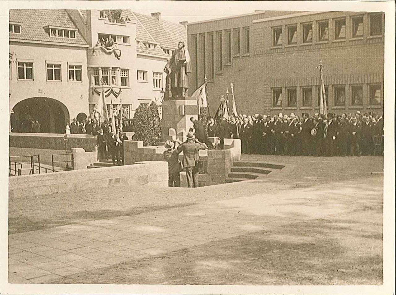 Twee foto's en een krantenfoto van de onthulling van het monument van Dr. P. Cuypers op het Munsterplein te Roermond op 16 mei 1930.