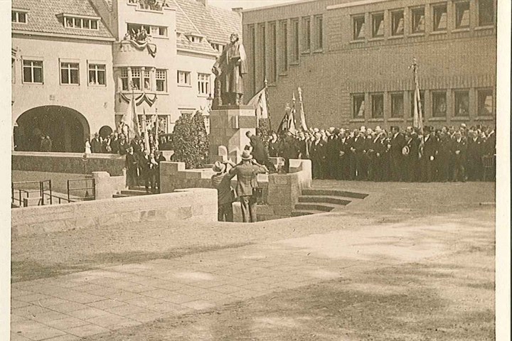 Twee foto's en een krantenfoto van de onthulling van het monument van Dr. P. Cuypers op het Munsterplein te Roermond op 16 mei 1930.