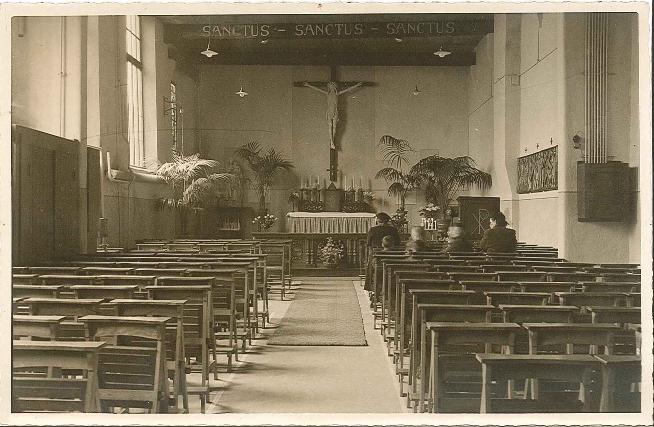 Foto van de Tuinzaal in dienst als noodkerk.