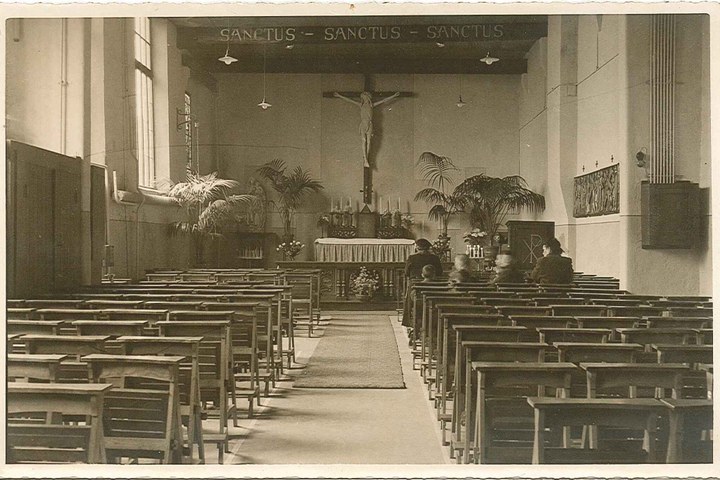 Foto van de Tuinzaal in dienst als noodkerk.