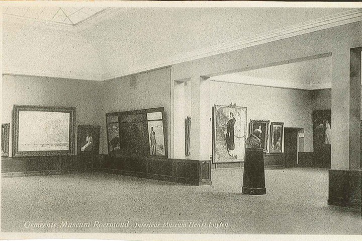 Foto van een gedeelte van het interieur van het Stedelijk Museum Roermond van ca. 1950.