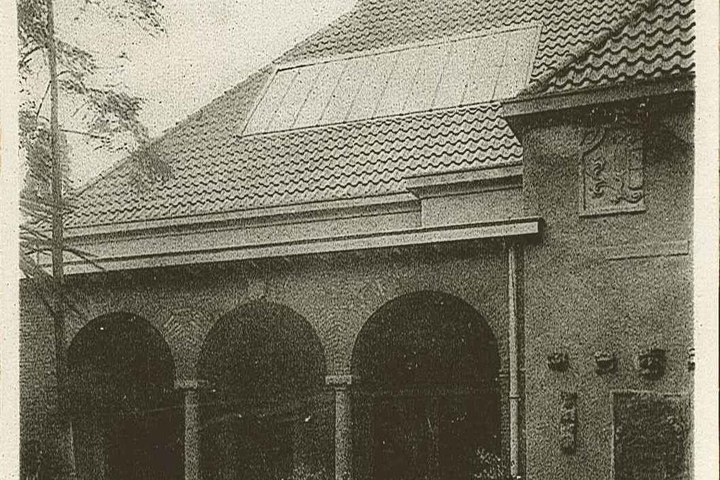 Foto van een gedeelte van de binnenplaats van het Stedelijk Museum Roermond van ca. 1950.