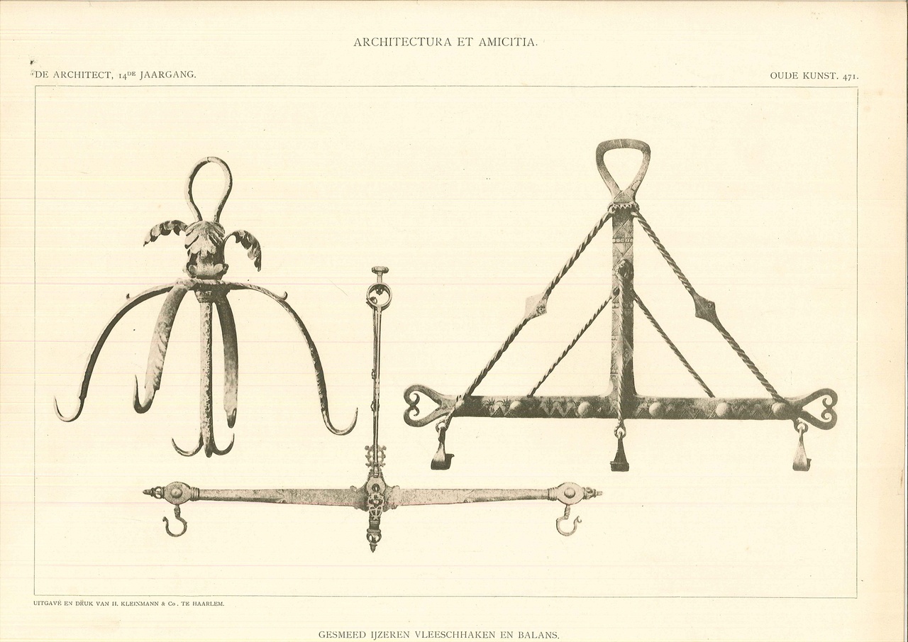 Een foto met daarop enkele gesmeed ijzeren vleeshaken en twee balansen.