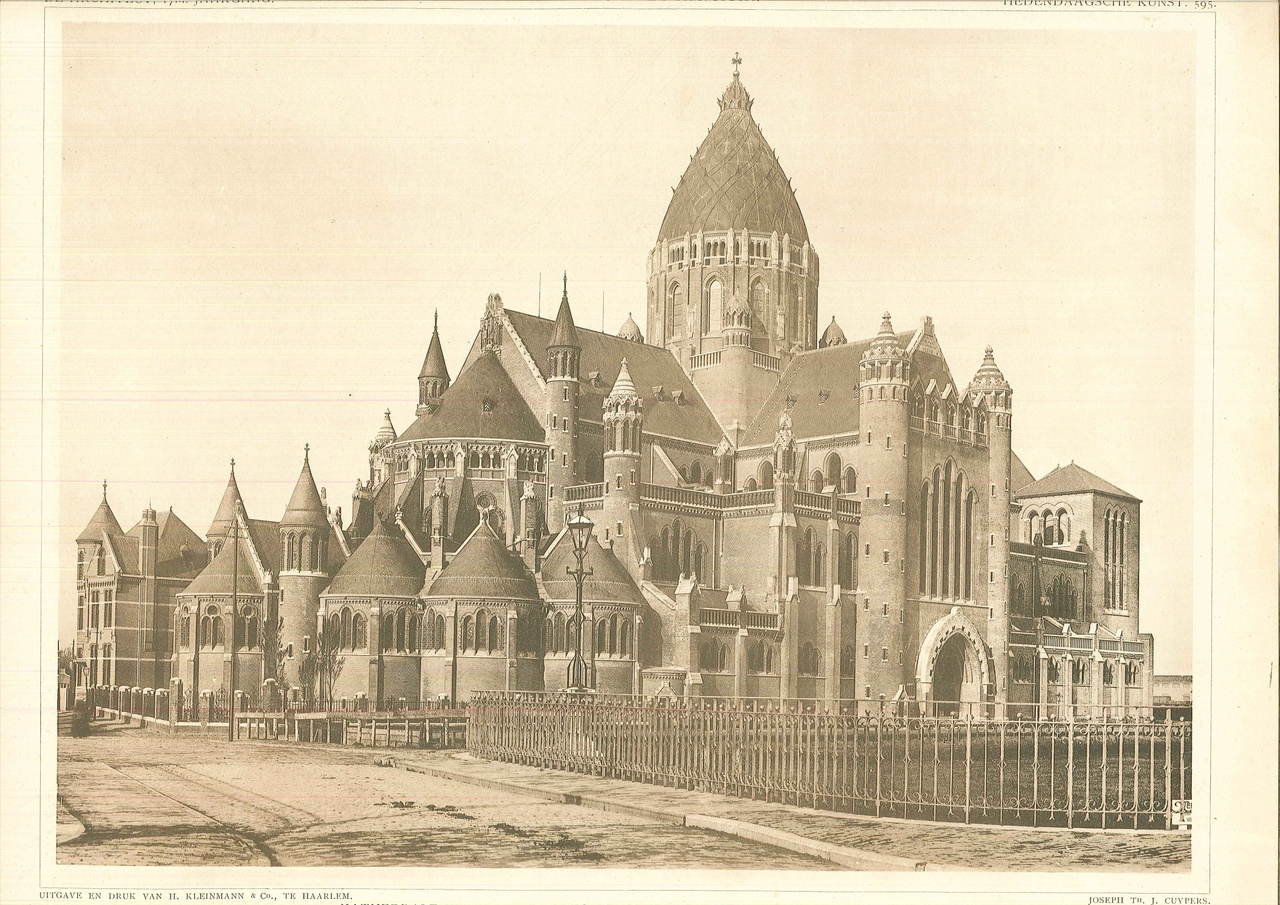 Een foto van het noordoostelijk aanzicht van de Sint Bavokathedraal in Haarlem.