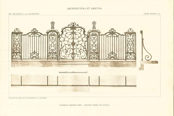Een foto van een gesmeed ijzeren hek uit de Grote Kerk te Gouda.