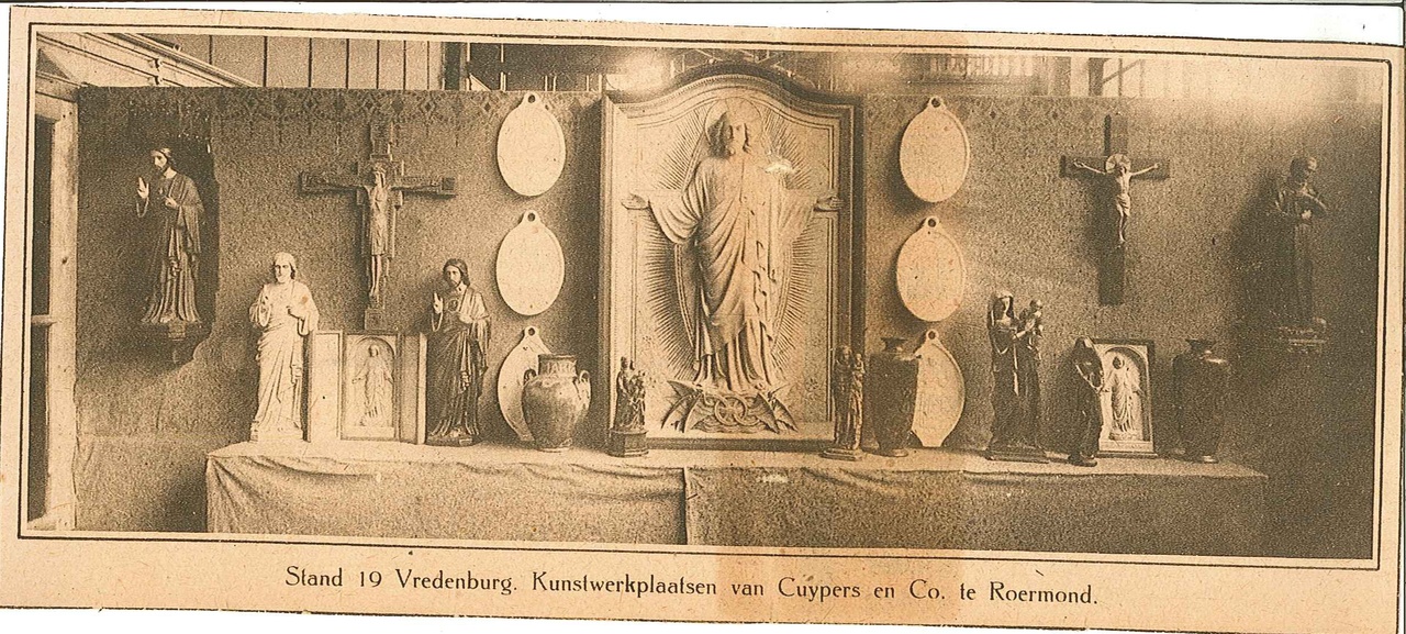 Foto uit een tijdschrift met onderschrift: "Stand 19 Vredenburg. Kunstwerkplaatsen van Cuypers en Co. te Roermond."