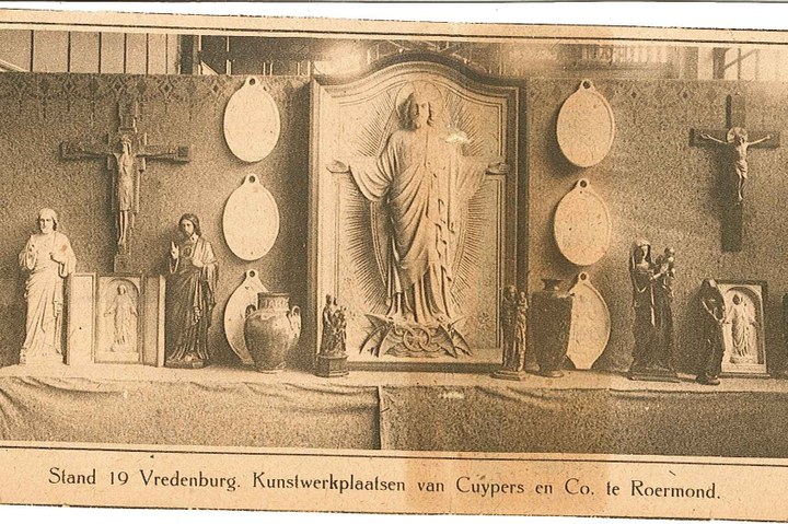 Foto uit een tijdschrift met onderschrift: "Stand 19 Vredenburg. Kunstwerkplaatsen van Cuypers en Co. te Roermond."