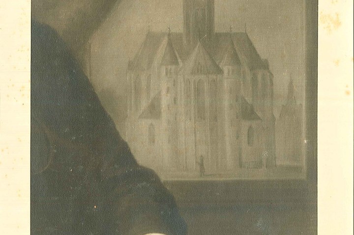 Foto van een schilderij van de Vondelkerk met op de voorgrond een arm (van een priester)