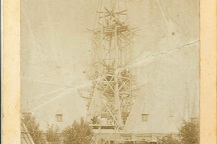 Foto van een torenspits in aanbouw (van de Vondelkerk?).