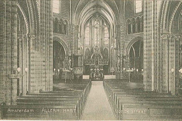 Ansichtkaart met daarop een oude foto van het interieur van de Vondelkerk te Amsterdam.