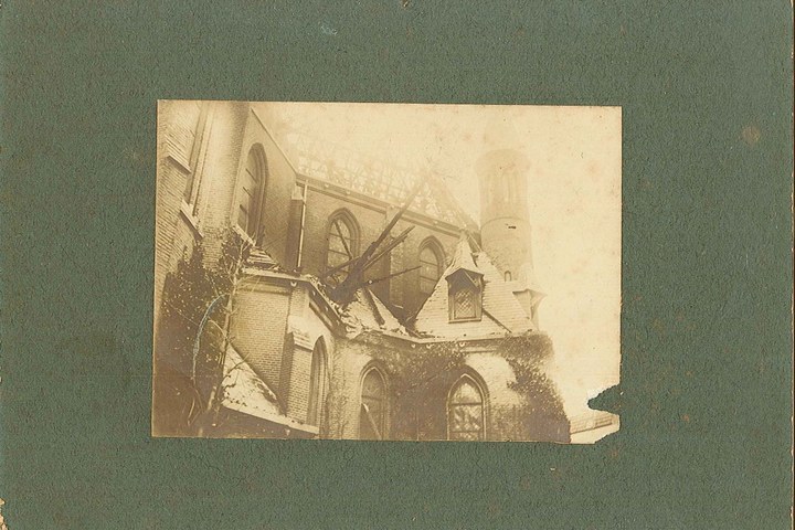 Foto van een gedeelte van de door brand verwoeste de Vondelkerk te Amsterdam in 1904.